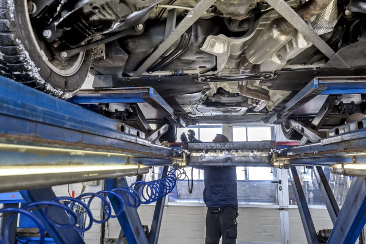 Hebebühne nötig für Suche nach versteckten GPS Trackern – Mietwerkstatt hilft