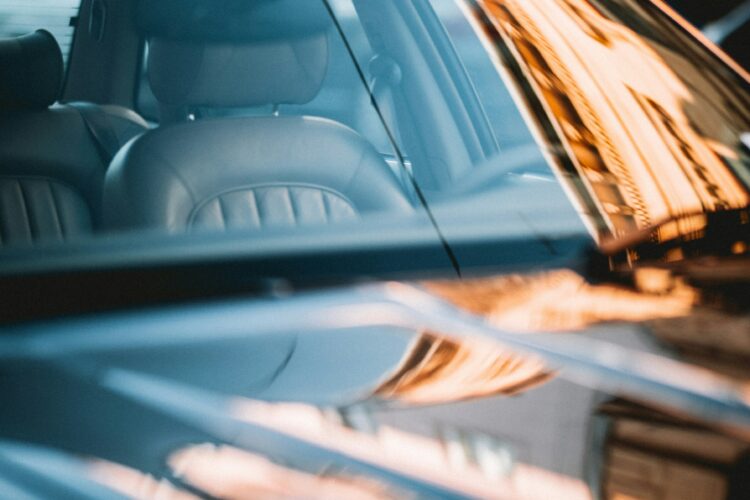 Schnelle Hilfe bei Steinschlag im Autoglas: Was Sie jetzt tun müssen