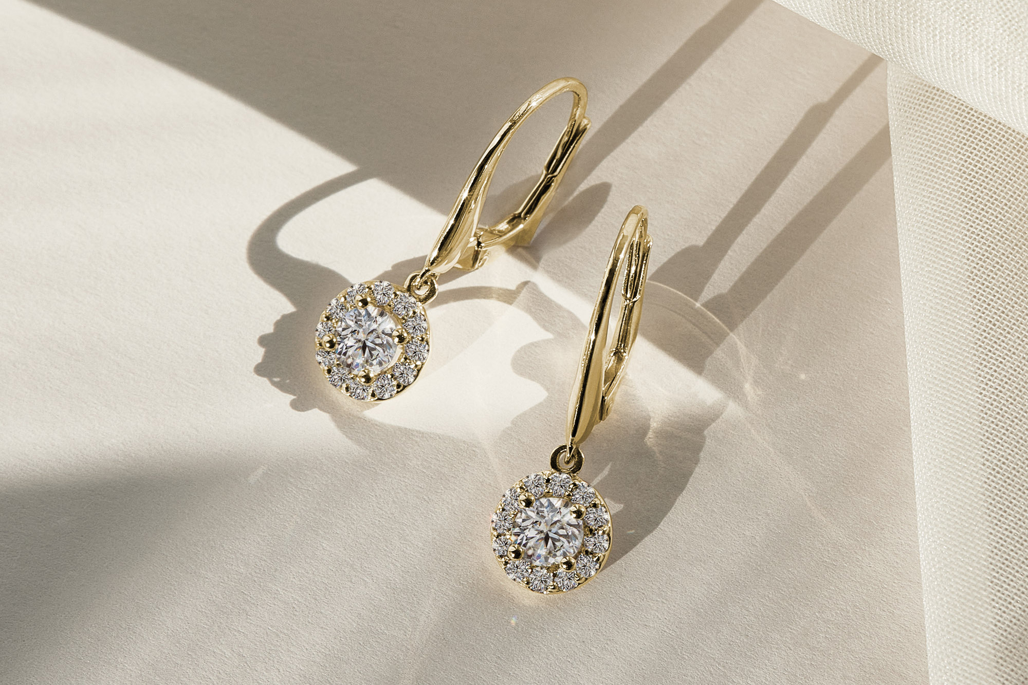 Goldene Ohrringe: Symbolik, Trends und Kombinationsmöglichkeiten