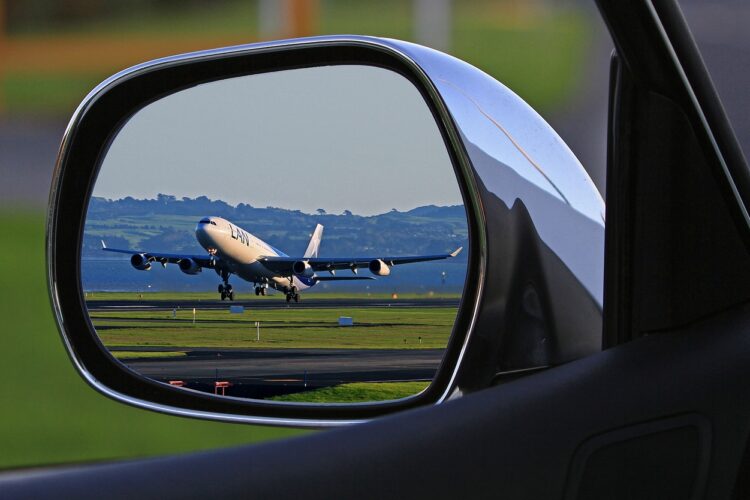 Zum Flughafen per Transfer oder mit dem eigenen Fahrzeug?